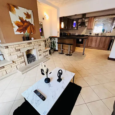 The Portuguese 3 Bedroom House & By Altoluxoexperience Short Lets & Serviced With Free Parking *