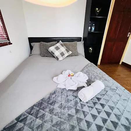The Portuguese 3 Bedroom House & By Altoluxoexperience Short Lets & Serviced With Free Parking Будинок відпочинку Бристоль