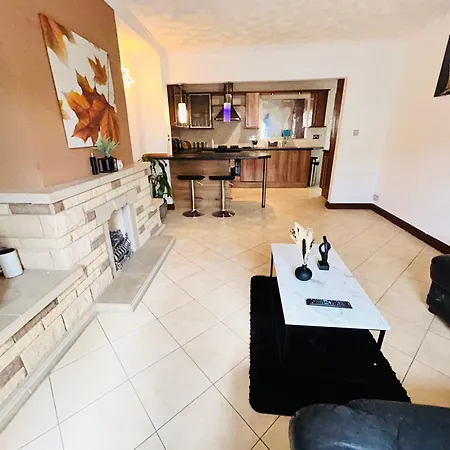 The Portuguese 3 Bedroom House & By Altoluxoexperience Short Lets & Serviced With Free Parking בית נופש