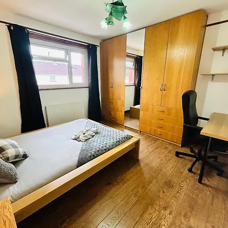 The Portuguese 3 Bedroom House & By Altoluxoexperience Short Lets & Serviced With Free Parking